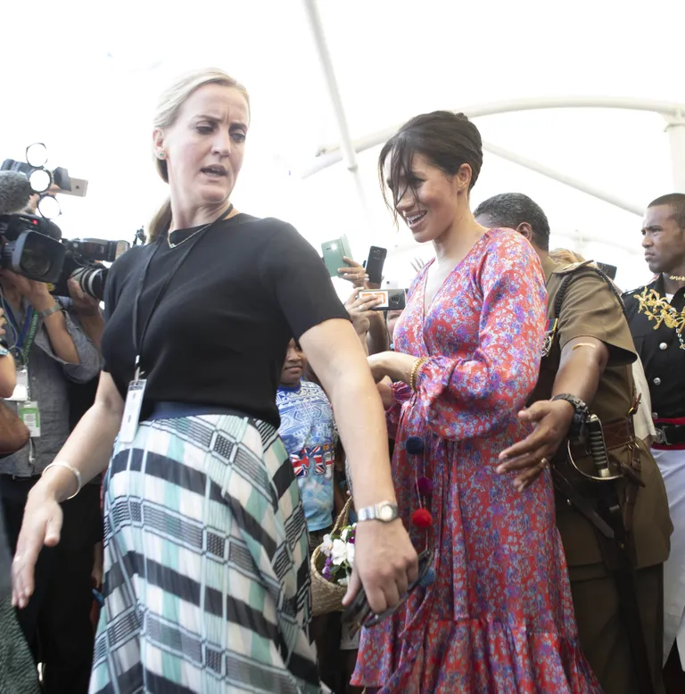 Sussexi hertsoginna Meghan külastas Fidži pealinna Suva turgu, kuid ta viidi sealt julgeolekuohu tõttu ära. Pildil on Meghan koos oma naisihukaitsjaga