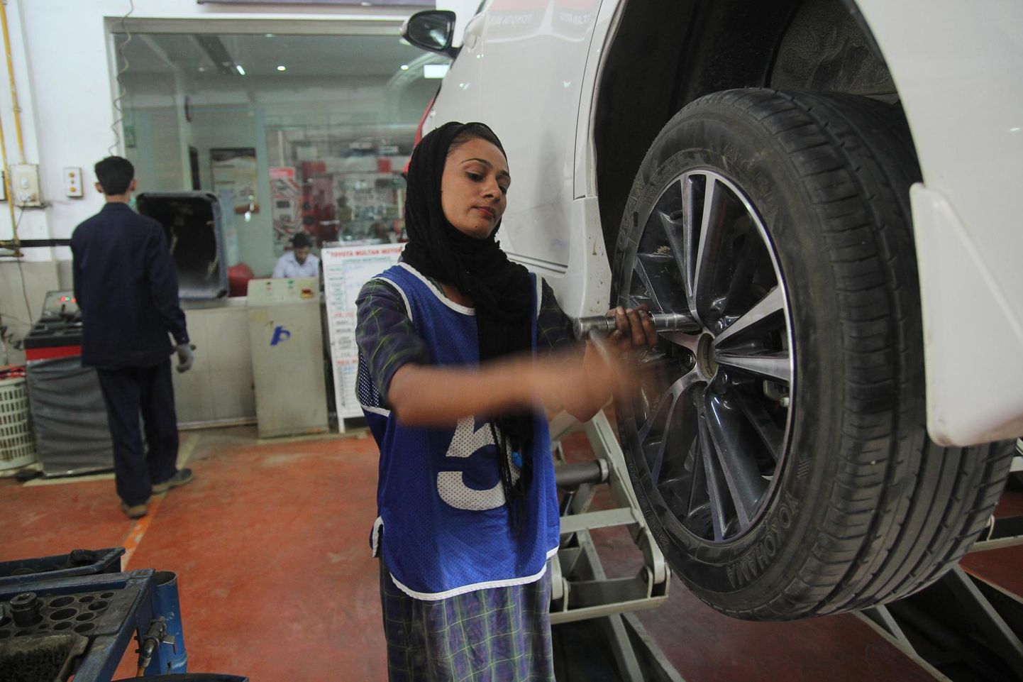 24-aastane automehaanik Uzma Nawaz Multani linnas autotootja Toyota esinduse remonditöökojas.