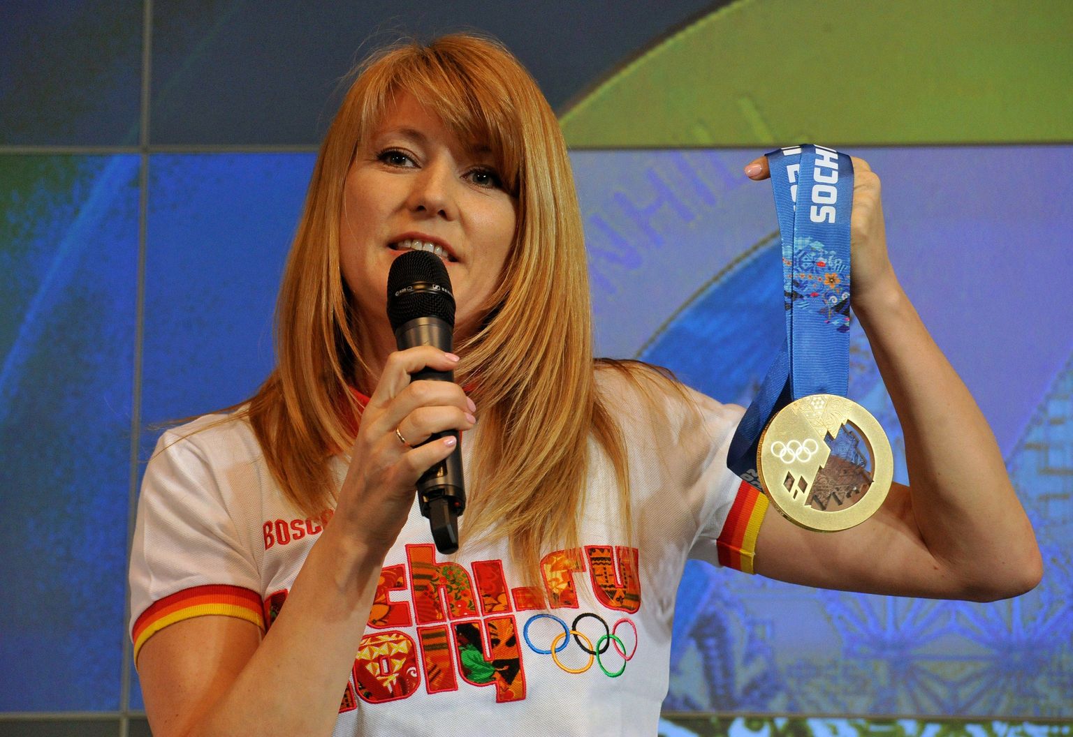 Олимпийская чемпионка Светлана Журова участвовала в презентации олимпийских медалей Сочи-2014.