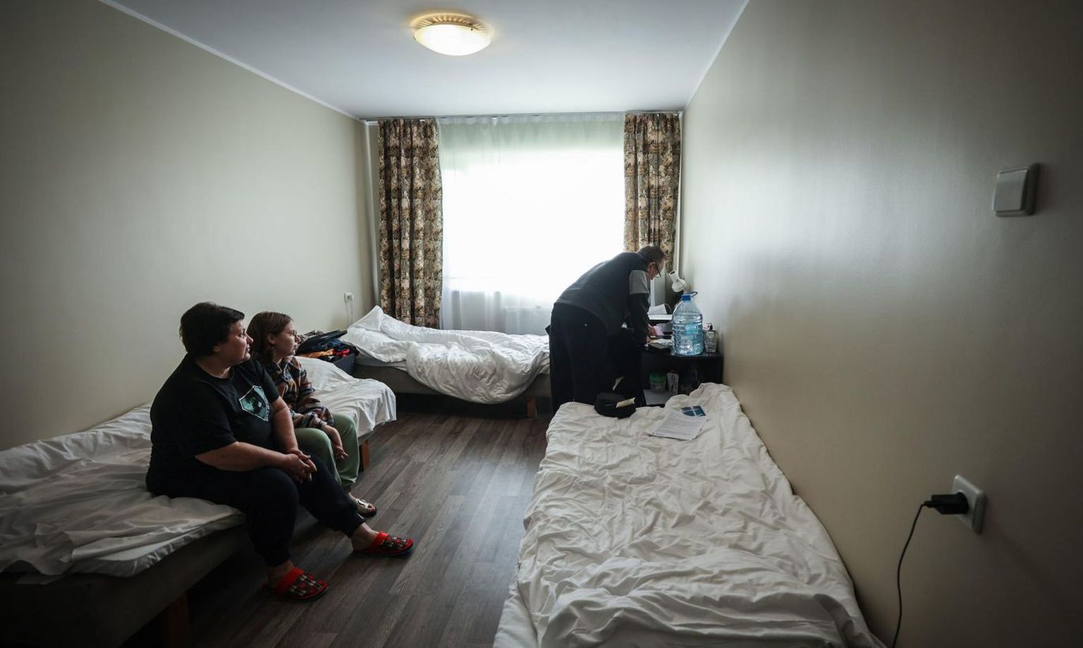 Бежавшая из Украины от войны семья в отеле Dzingel в Таллинне.