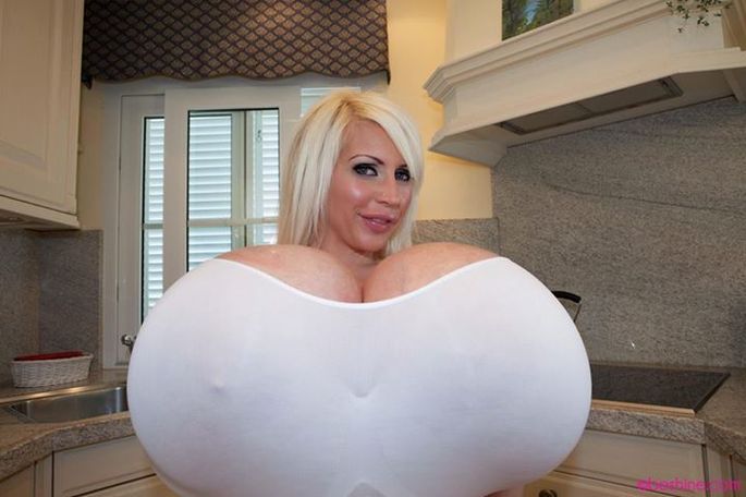 Как выглядит обладательница самой большой силиконовой груди: фото | grantafl.ru | Дзен