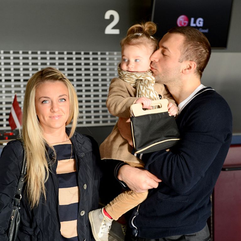 Hokejistu Māri Jasu uz pasaules čempionātu pavadīja sieva Anna un mazā meitiņa Lučiana 