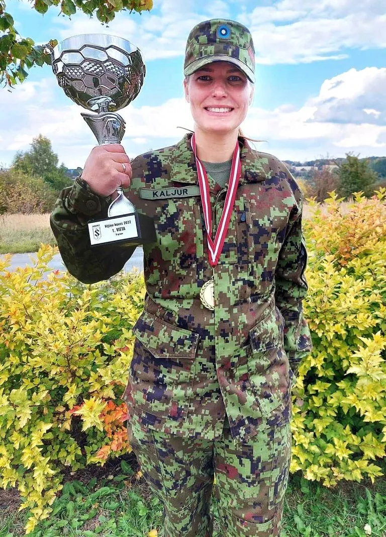 Naiskodukaitsja Mari-Liis Kaljur orienteerumisvõistluse karikaga.
