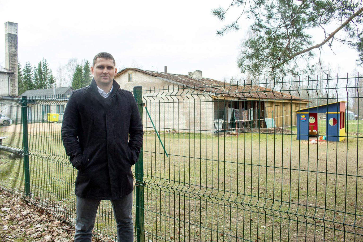 Lüllemäe lasteaia- põhikooli lapsevanema Toomas Pai sõnul on viimane aeg laguneva hoonega midagi ette võtta.