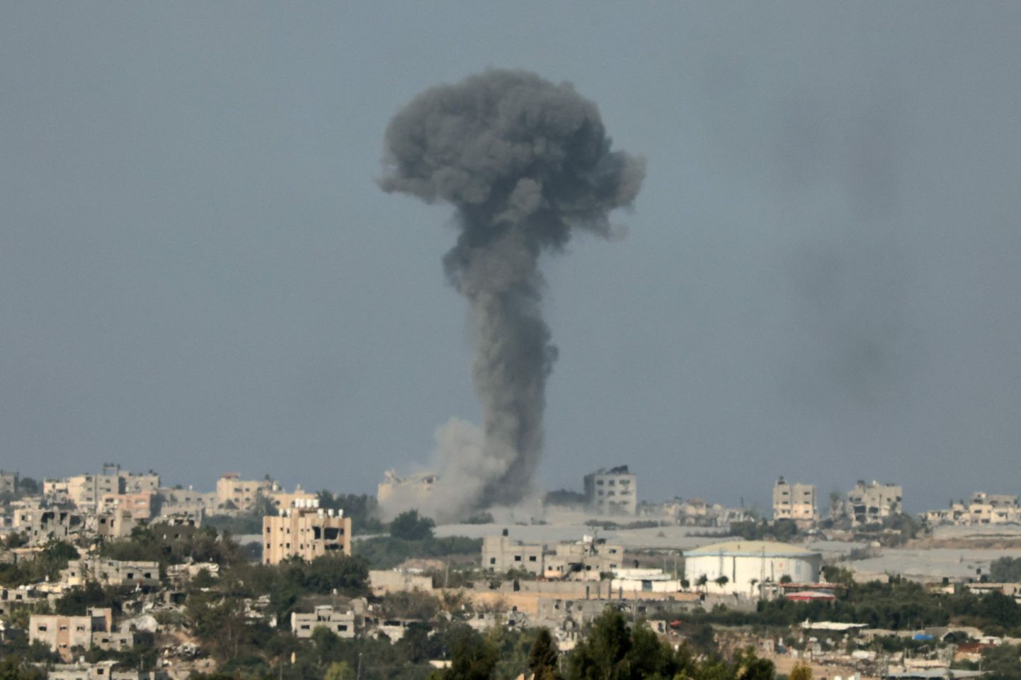 Suitsusammas tõusmas pärast Iisraeli järjekordset rünnakut Gaza sektorile.