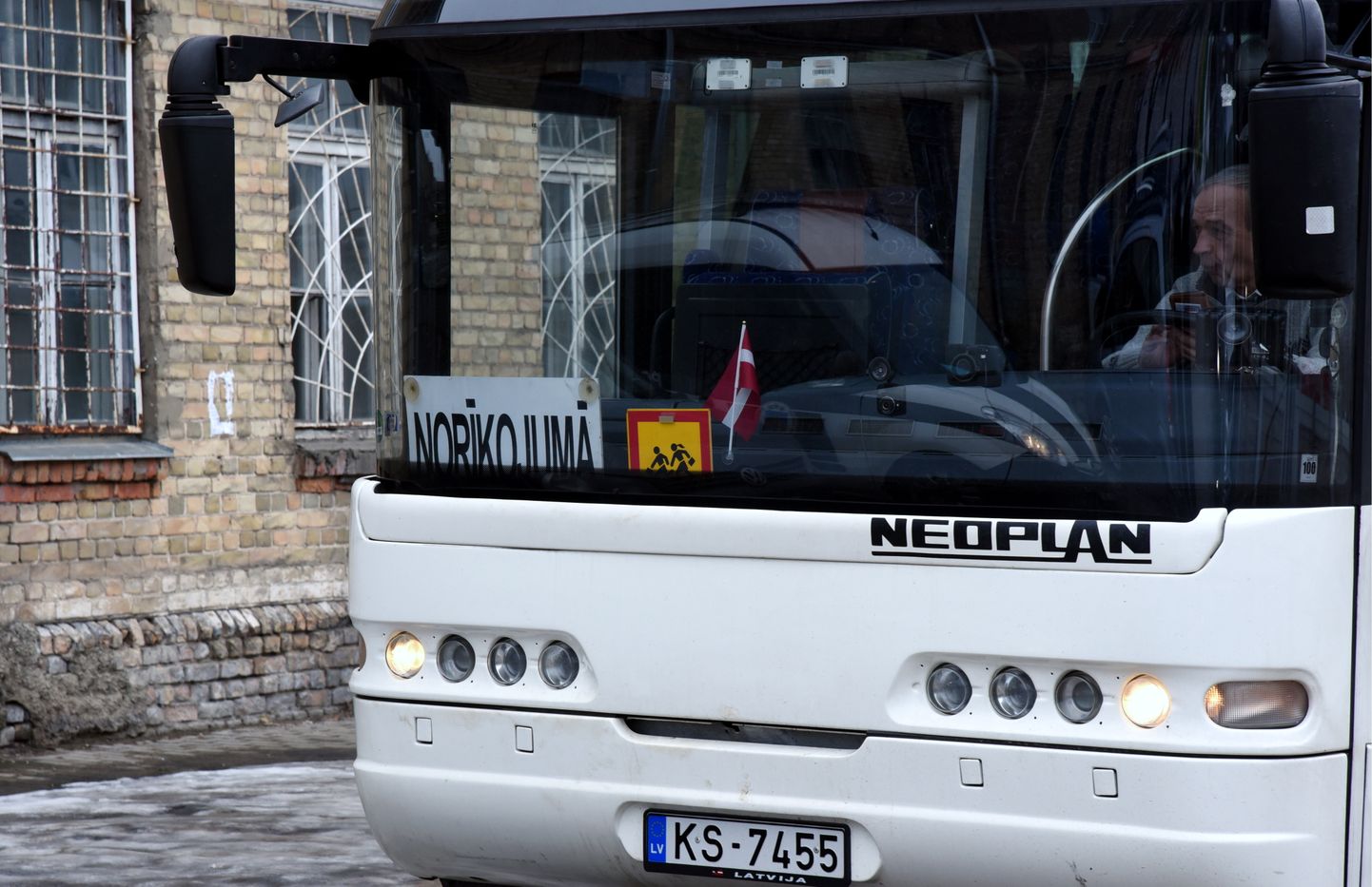 Autobuss ar uzrakstu "Norīkojumā", kas gaida cilvēkus Stūrmaņu ielā Bolderājā, lai nogādātu uz partijas "Saskaņa" rīkoto mītiņu Rātslaukumā.