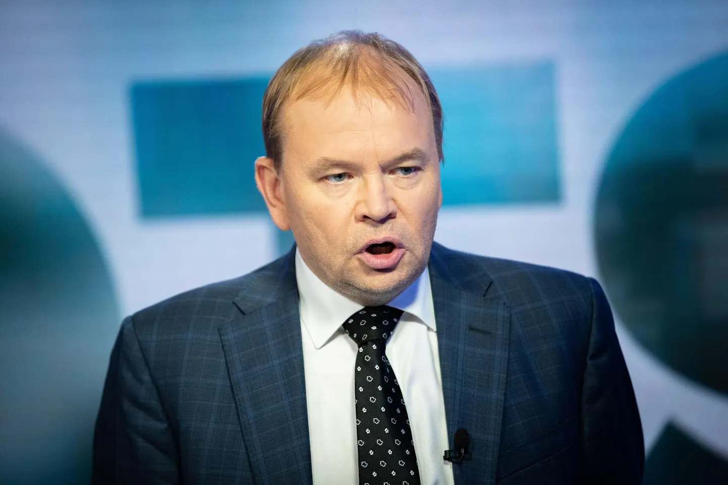 Konkurentsiameti peadirektor Märt Ots ütleb, et elektrihinda aitaks stabiliseerida suvel toodetud energia salvestamine talveks. Ent kuni see tehnoloogia on veel kallis, tuleb reguleerida oma tarbimist.