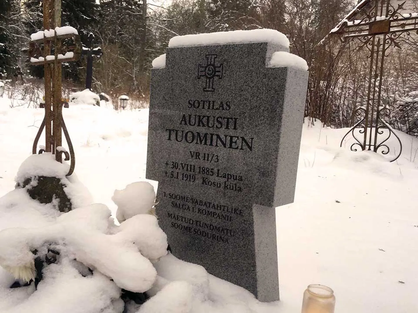 Aukusti Tuomineni haud.