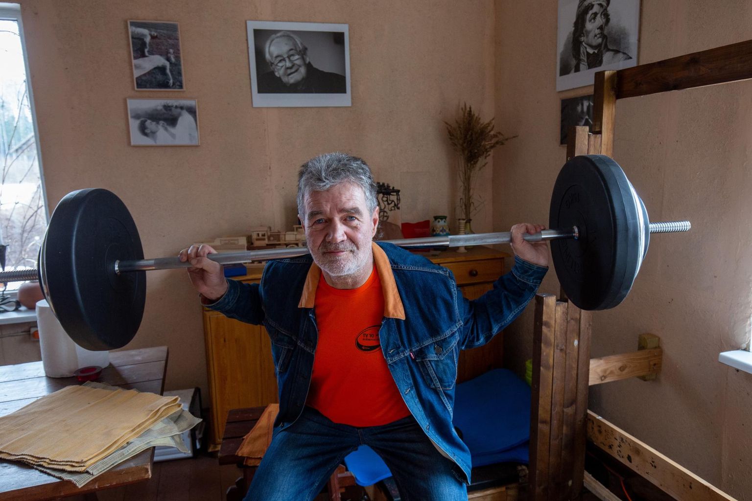Hendrik Lindepuu ja kang. «Ega ma ei treeni olümpiaks või veteranide meistrivõistlusteks, ikka enda jaoks. Et oleks heas vormis ja jaksaks tõlkida!»