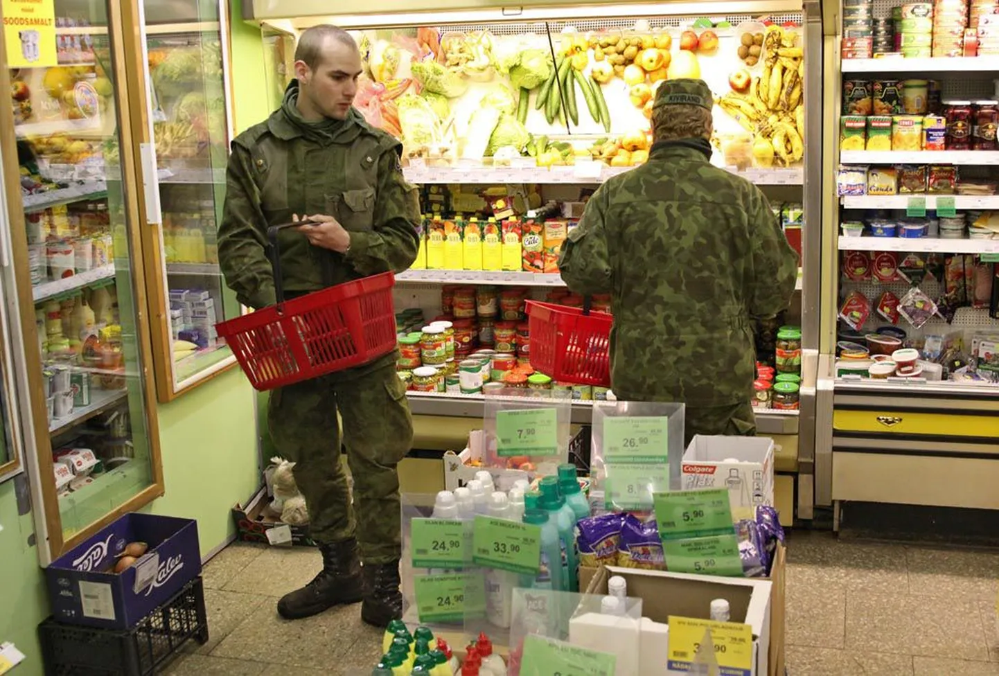 Kaitseväe suurõppusel “Kevadtorm 2010” osalev nooremseersant Allar Haab ei vaata alkoholileti poolegi, tema ostukorv täitub maiustuste ja esmatarbekaubaga.
