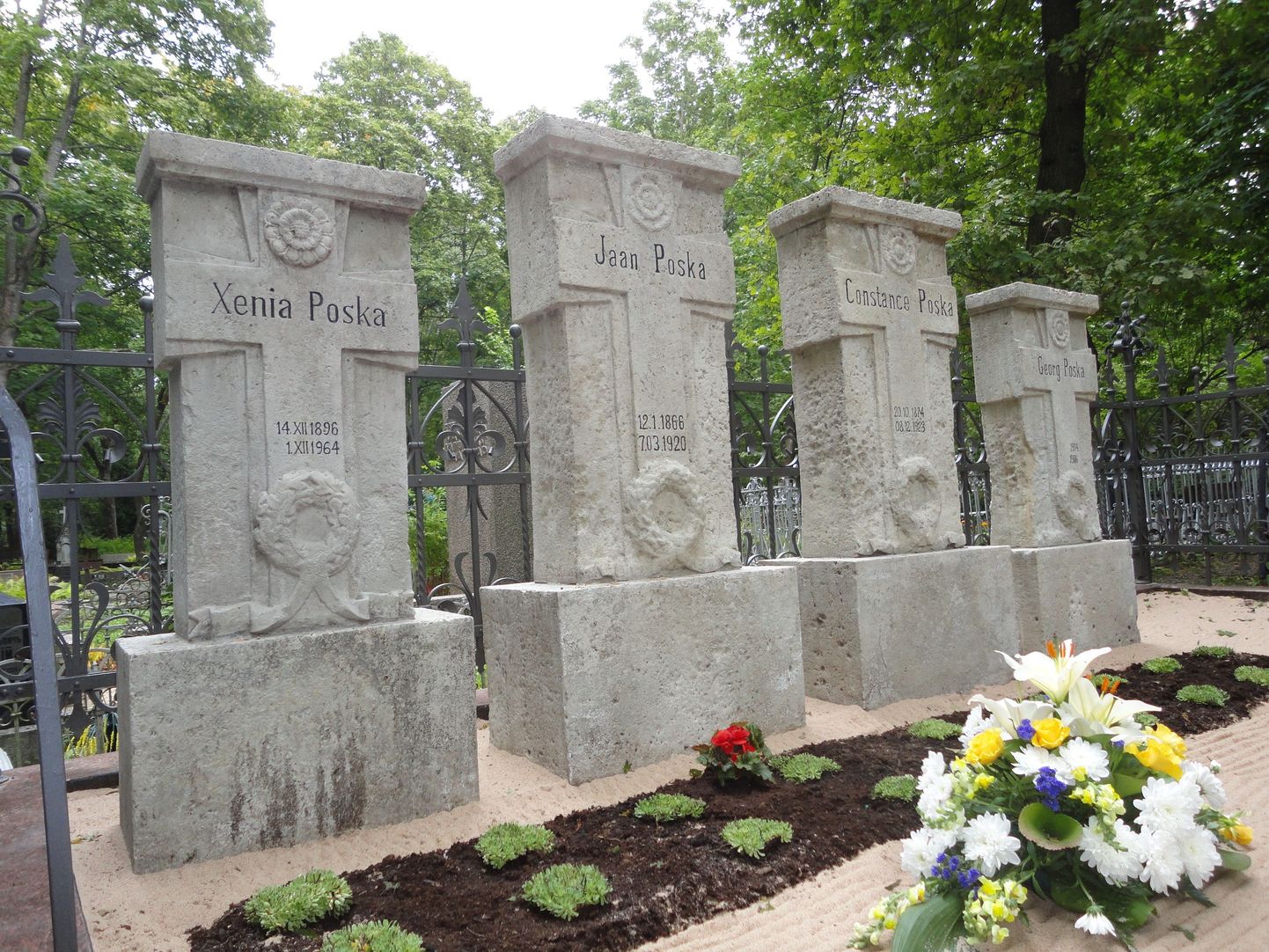 Вид на отреставрированное место захоронения Яана Поски и его семьи.