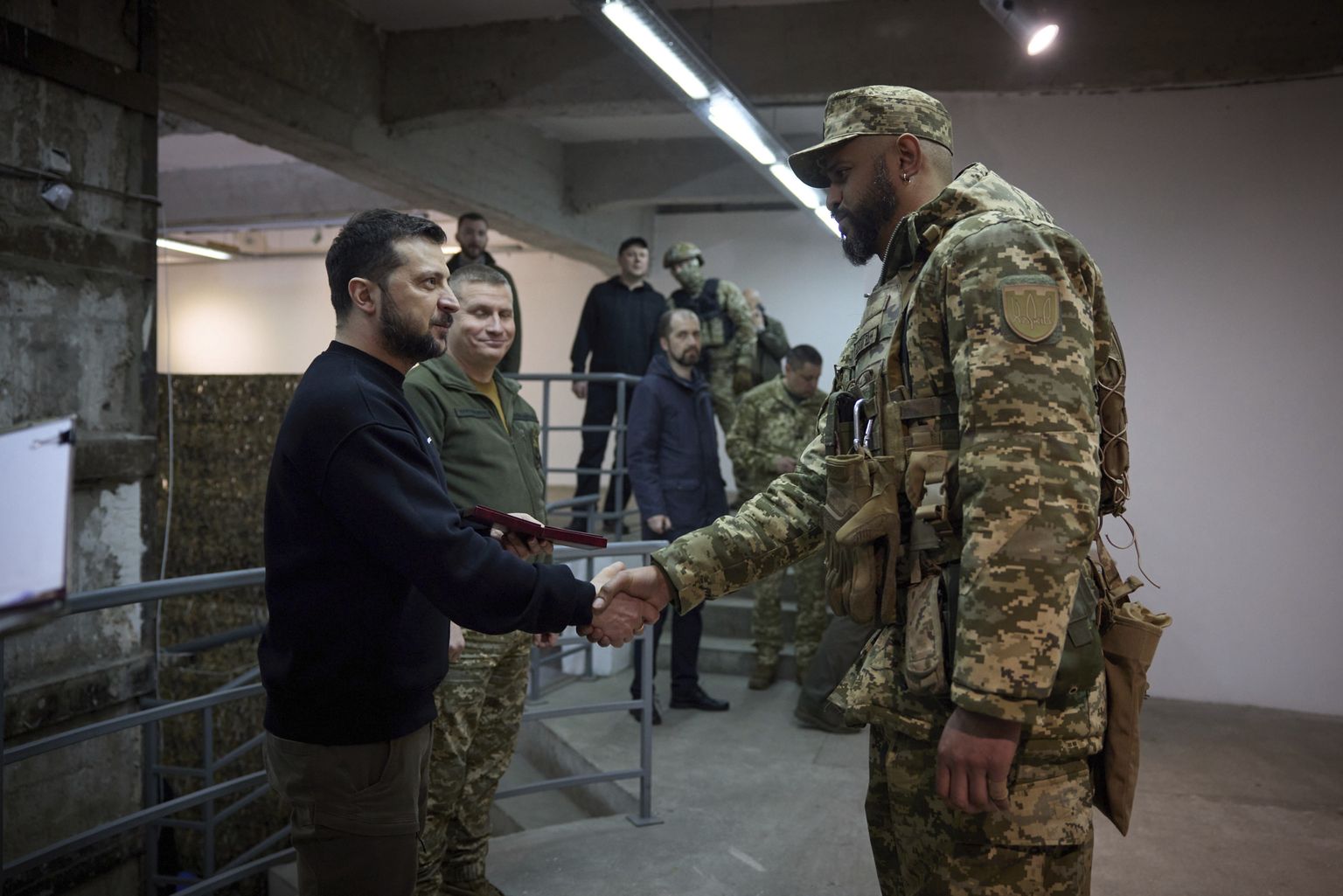 Ukraina president Volodõmõr Zelenskõi Harkivi oblastis sõduritega kohtumas.