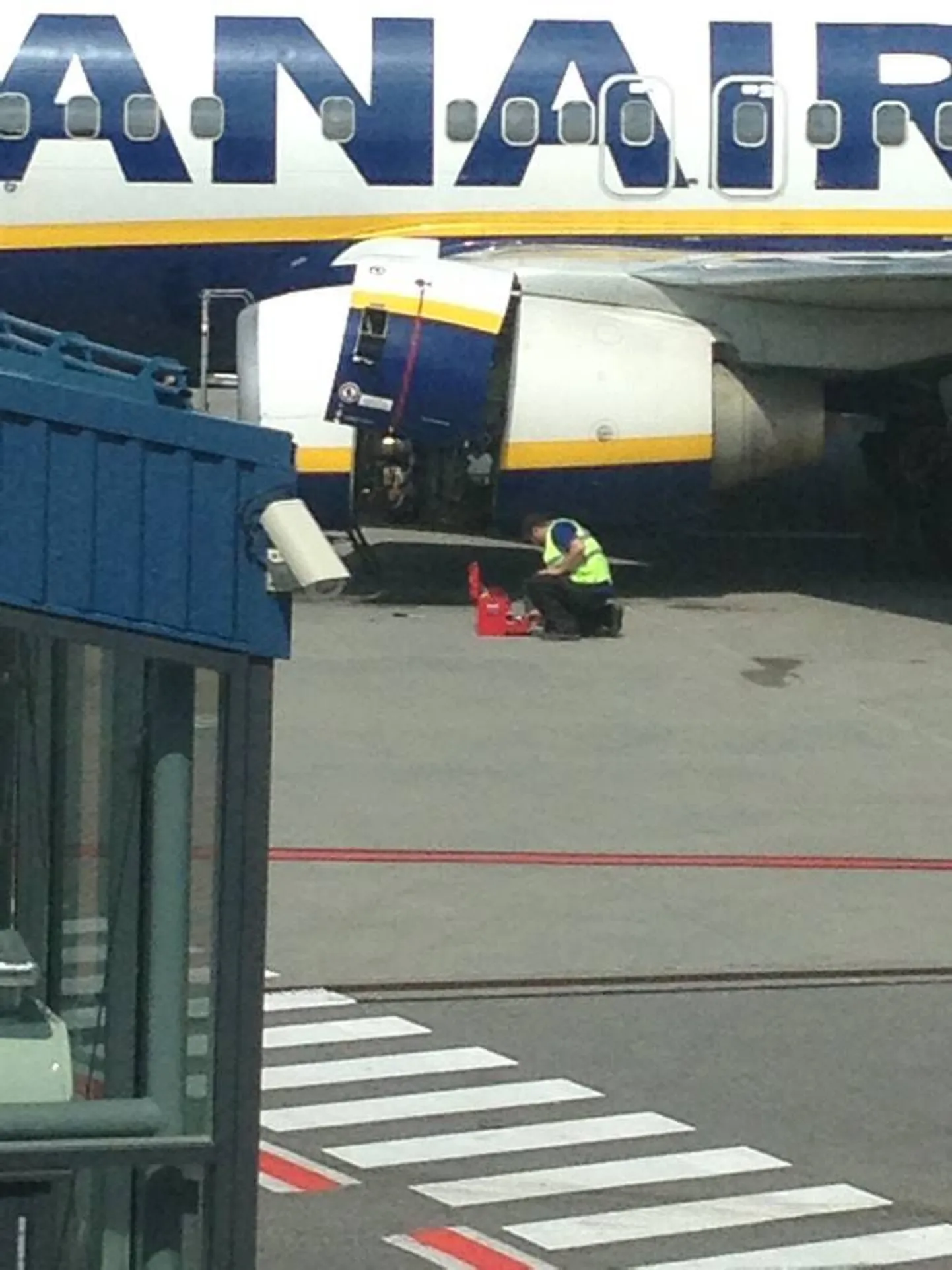 Ryanairi lennuki mootori juures askeldav tehnik.