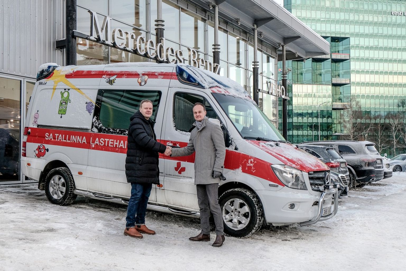 Silwi Autoehituse juht Märt Tõnumaa ja Veho AS-i tegevjuht Keijo Kaasik.