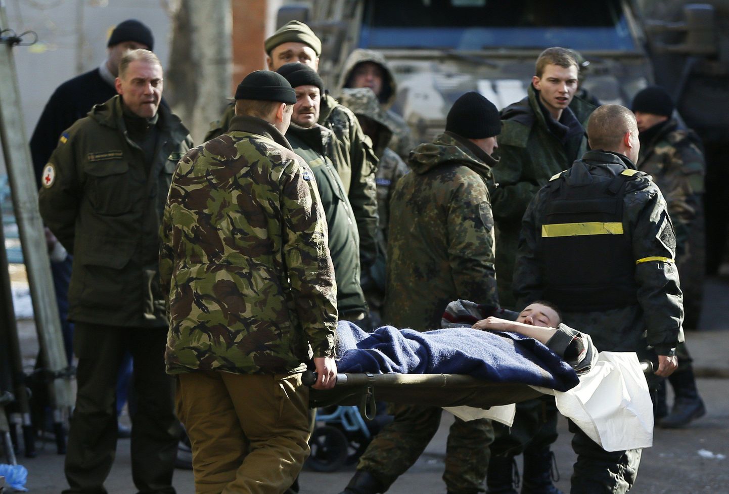 Vigastatud Ukraina sõduri haiglassetoimetamine.