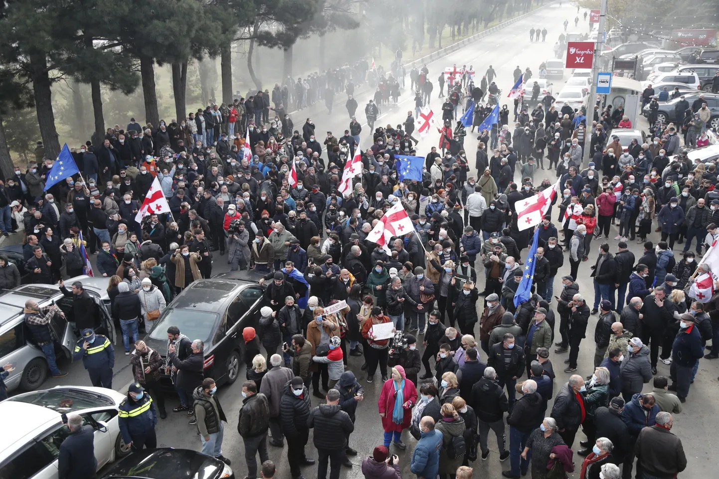 Сторонники Михаила Саакашвили устроили митинг перед Тбилисским городским судом.