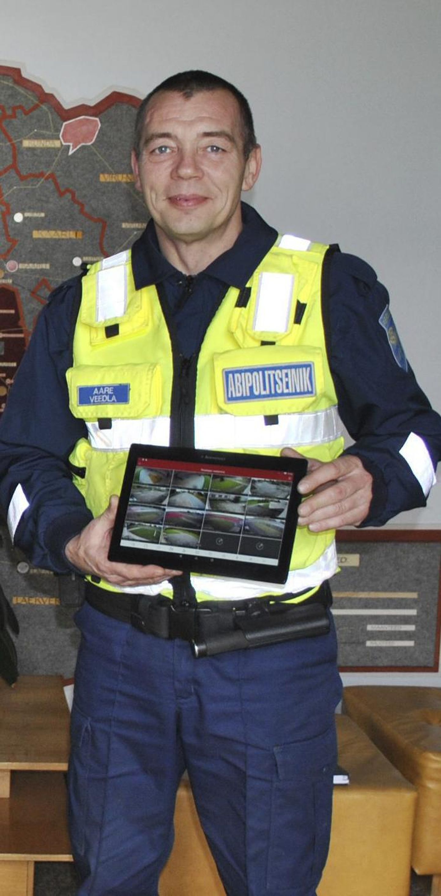 Abipolitseinik Aare Veedla sai Vinni vallavanemalt Rauno Võrnolt tahvelarvuti, mille vahendusel saab reaalajas vaadata turvakaamerate pilti.
