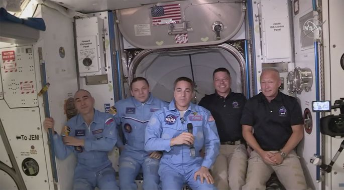 Астронавты NASA впервые в истории перешли на борт МКС из корабля, созданного частной компанией.