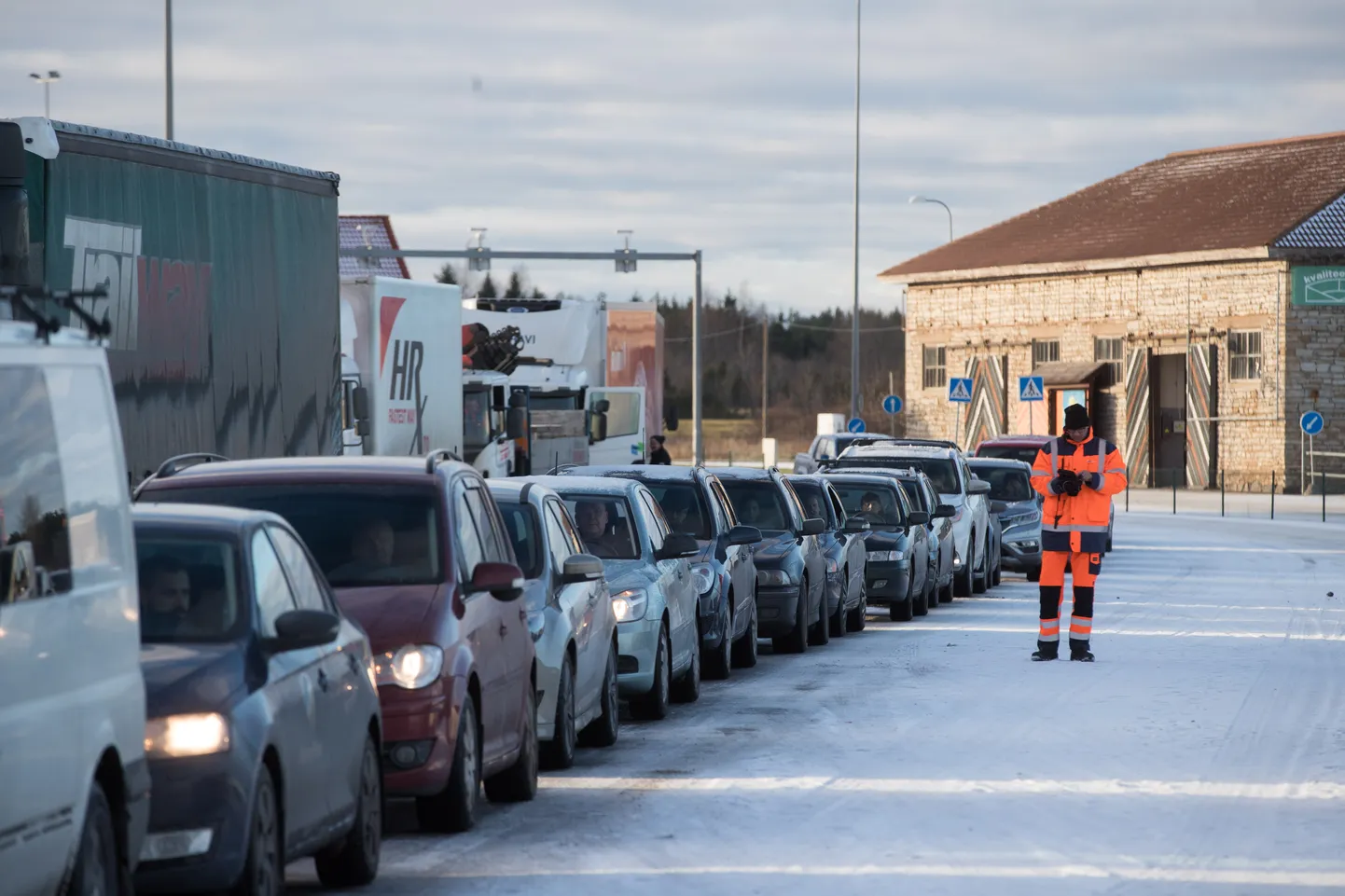 Praamijärjekord Kuivastu sadamas. Foto on 2018. aastast.