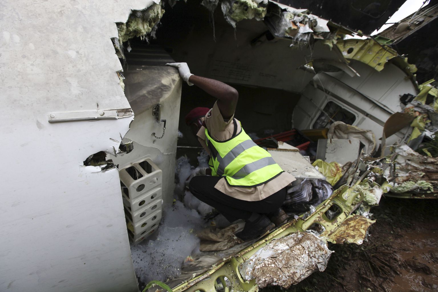 Nigeeria päästetöötajad uurivad reisilennuk vrakki, otsides sellest ellujäänuid.