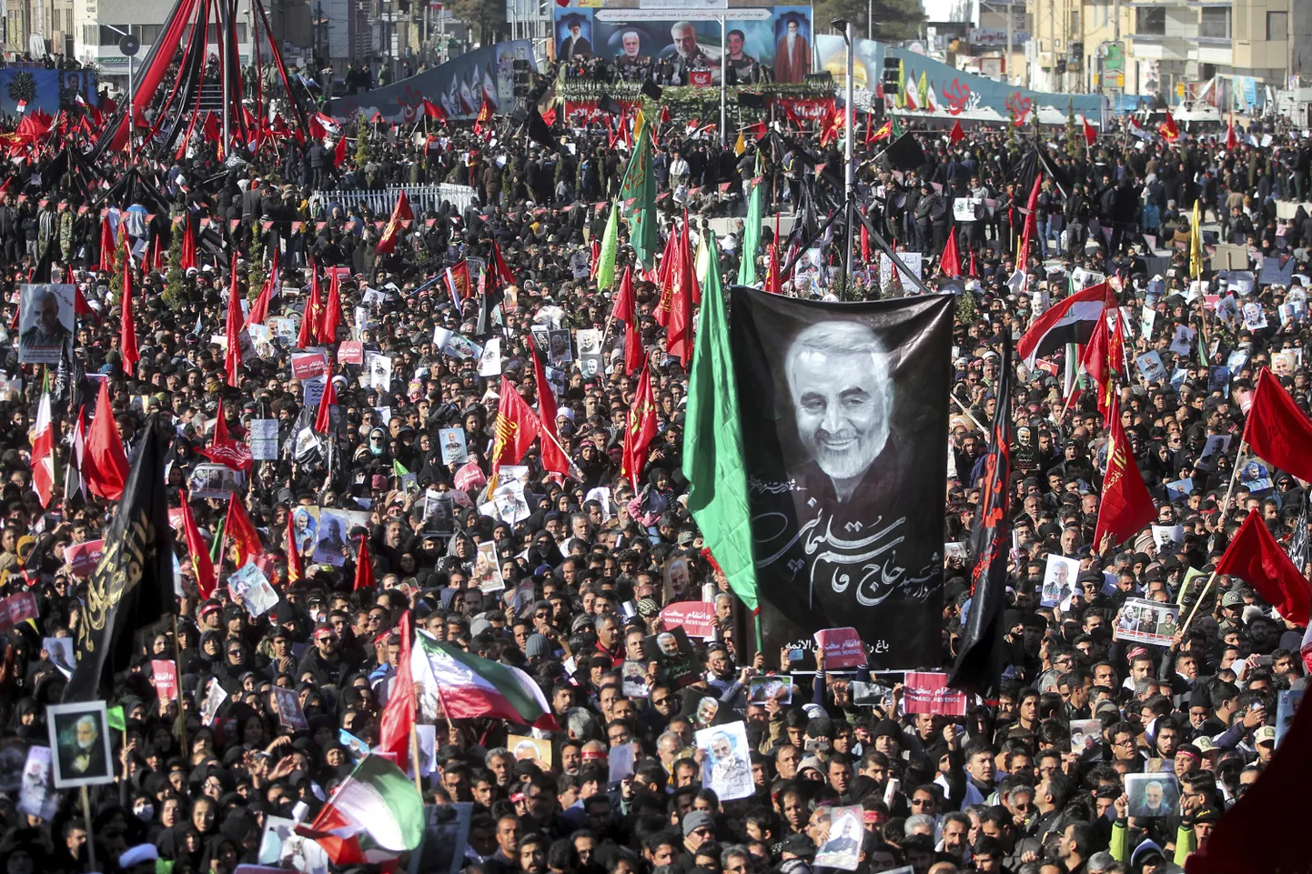 Tuhanded leinajad osalemas USA droonirünnakus hukkunud Iraani kindrali Qasem Soleimani matustel.