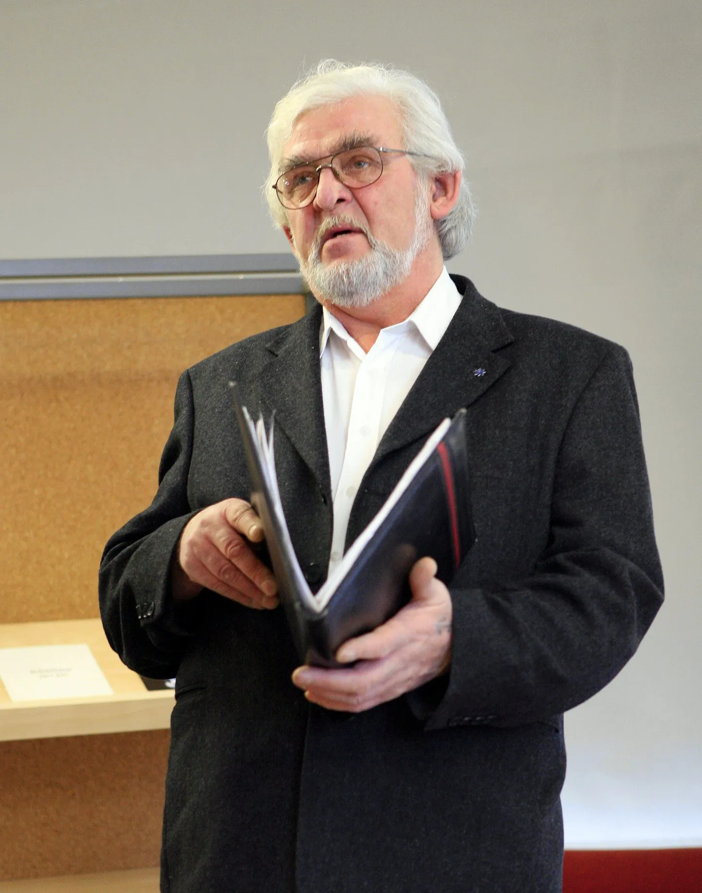 Üheksanda Edmund Valtmani nimelise karikatuurivõistluse eestvedaja Teet Lindma.