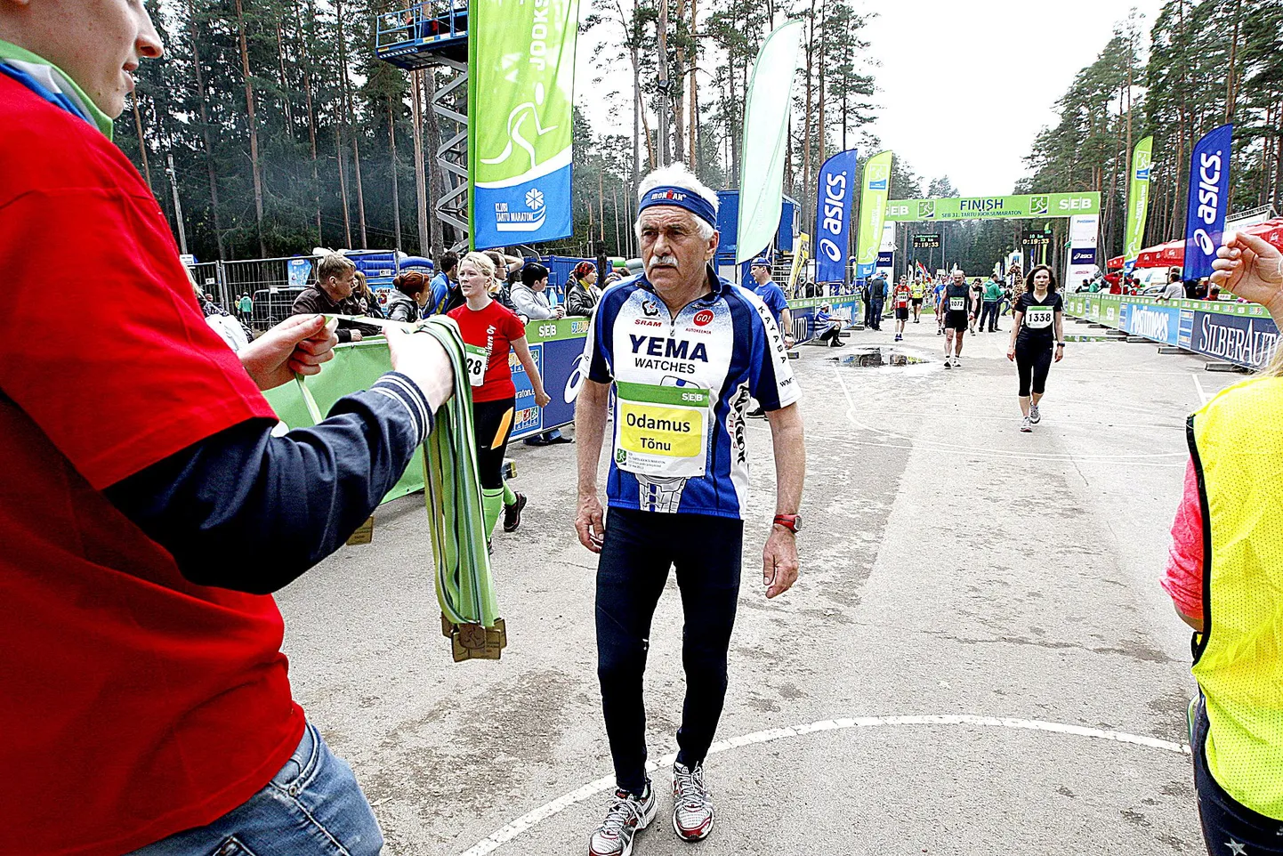 Tehtud! 31 Tartu jooksumaratoni on Tõnu Odamusel seljataga ja finišis võib ta osalejamedali uhkusega vastu võtta.