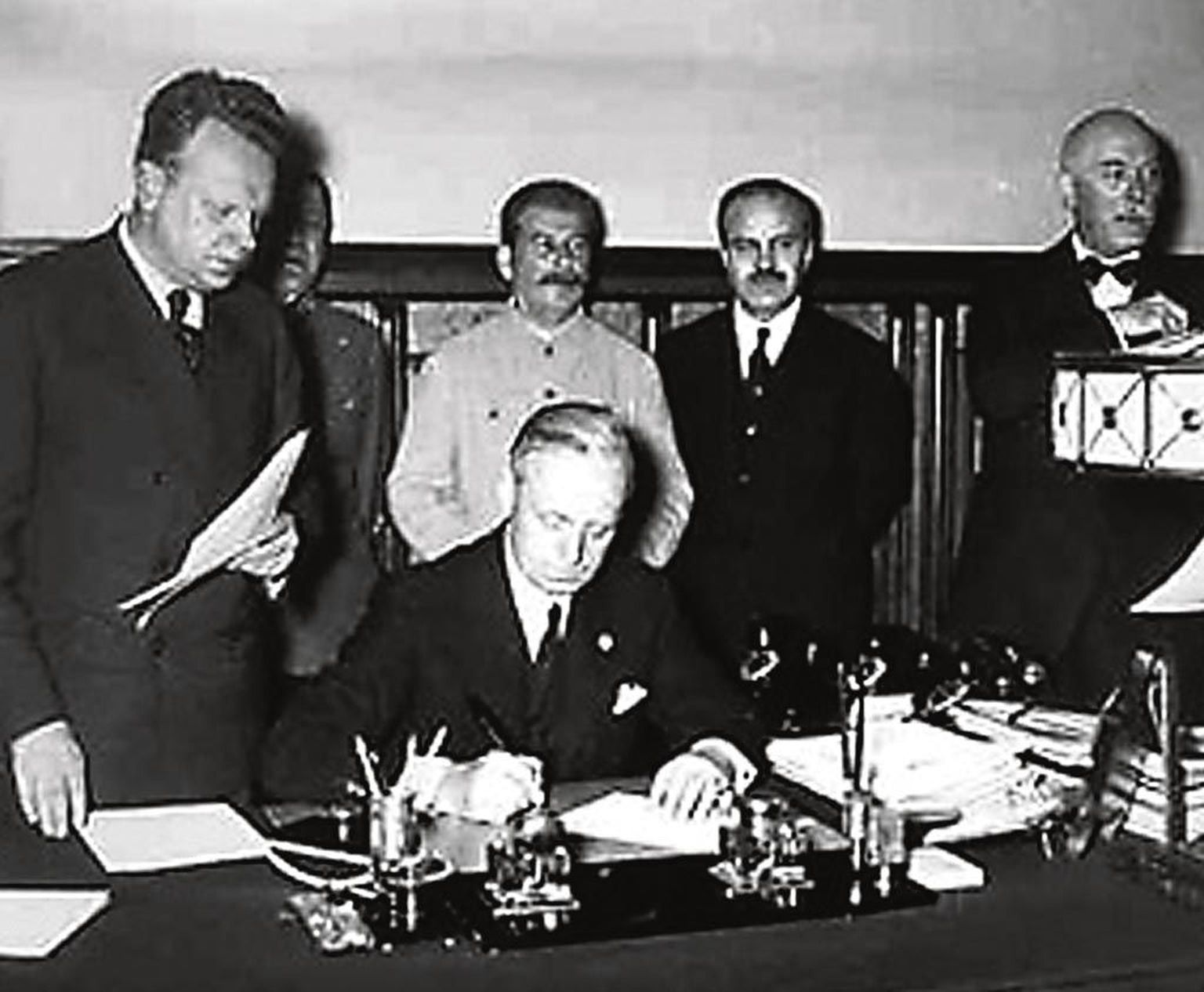 NSV Liidu välisasjade rahvakomissari Vjatšeslav Molotovi ja Saksa välisministri Joachim von Ribbentropi (pildil) 23. augustil 1939 allkirjastatud Molotovi-Ribbentropi pakt koos salajase lisaga sai Prantsuse diplomaatidele teatavaks juba allakirjutamise ööl.