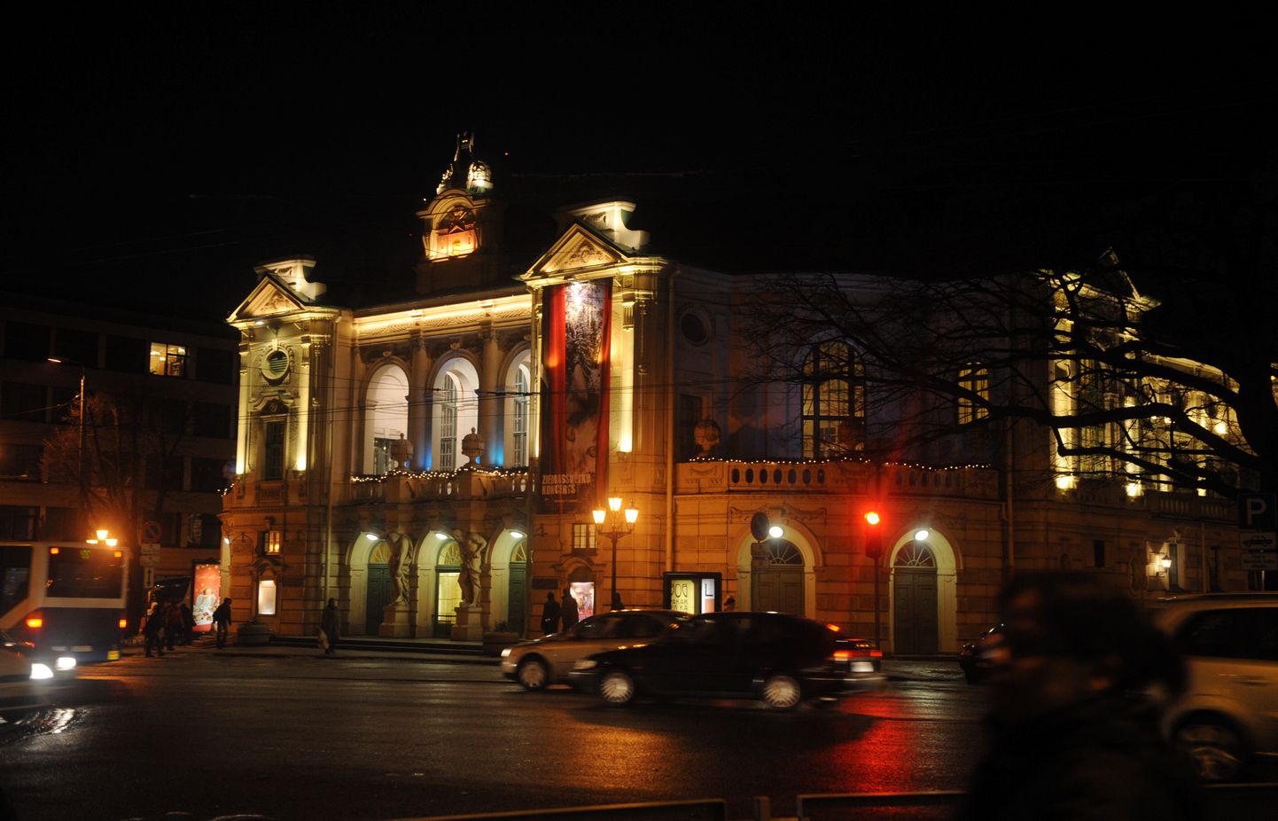 Nacionālā teātra ēka svētku apgaismojumā.