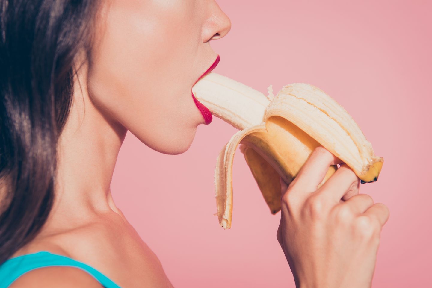 Женщина ест банан. Иллюстративное фото