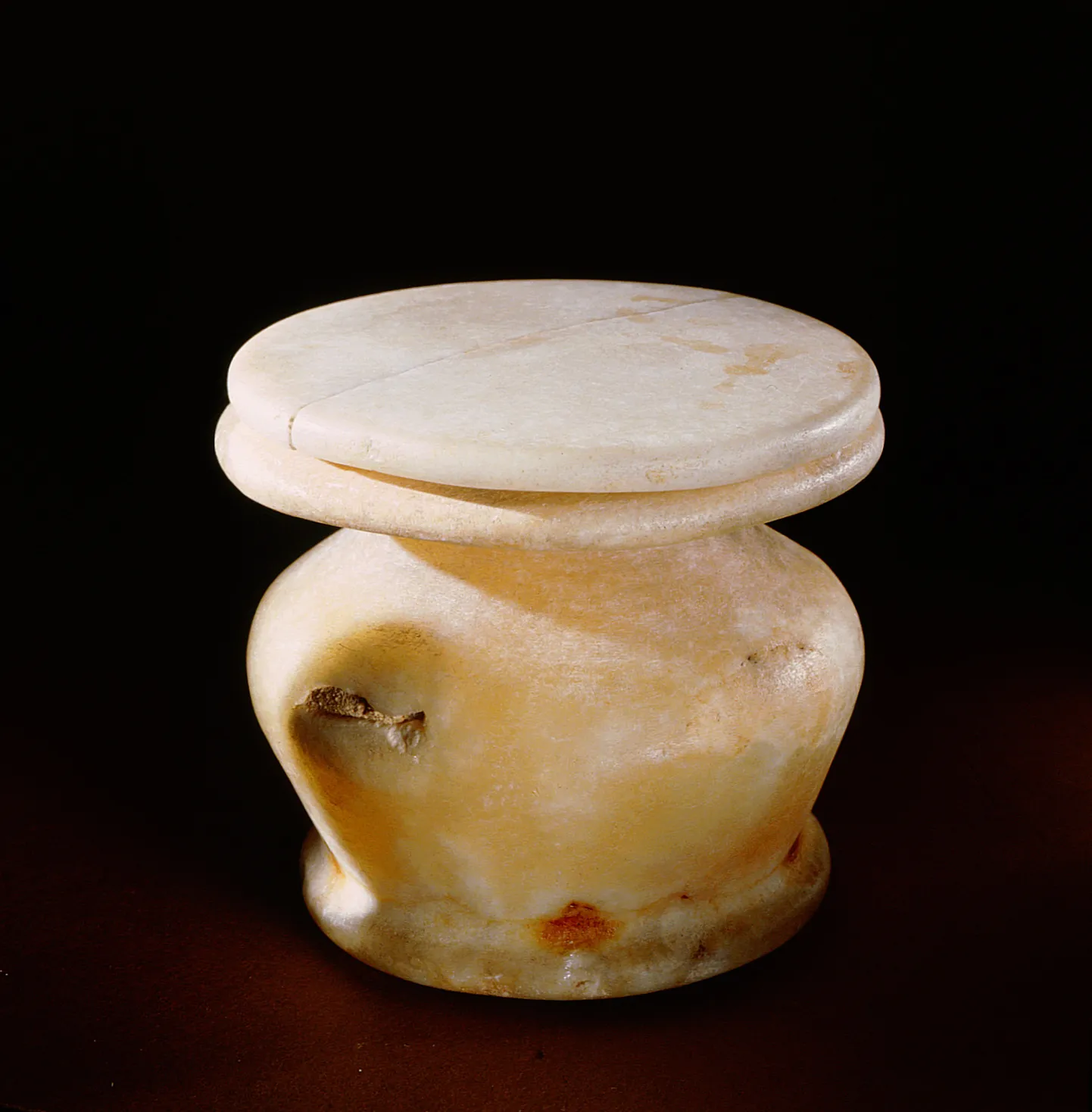 Pliipõhist kosmeetikat hakati Euroopas kasutama tõenäoliselt 2000 aastat varem, kui seni arvatud. Pildil leid Egiptusest. 

E:
l contents have helped demonstrate the sophistication of ancient Egyptian chemistry. Country of Origin: Egypt. Culture: Ancient Egyptian. D

Lidded container for eyepaint. Recent analysis of its residu
al contents have helped demonstrate the sophistication of an
cient Egyptian chemistry. Country of Origin: Egypt. Culture:
 Ancient Egyptian. Date/Period: 19th dynasty, c. 1200 BC. Pl
ace of Origin: D (..)

ORIGINAL:

Lidded container for eyepaint. Recent analysis of its residual contents have helped demonstrate the sophistication of ancient Egyptian chemistry. Country of Origin: Egypt. Culture: Ancient Egyptian. Date/Period: 19th dynasty, c. 1200 BC. Place of Origin: D (..)