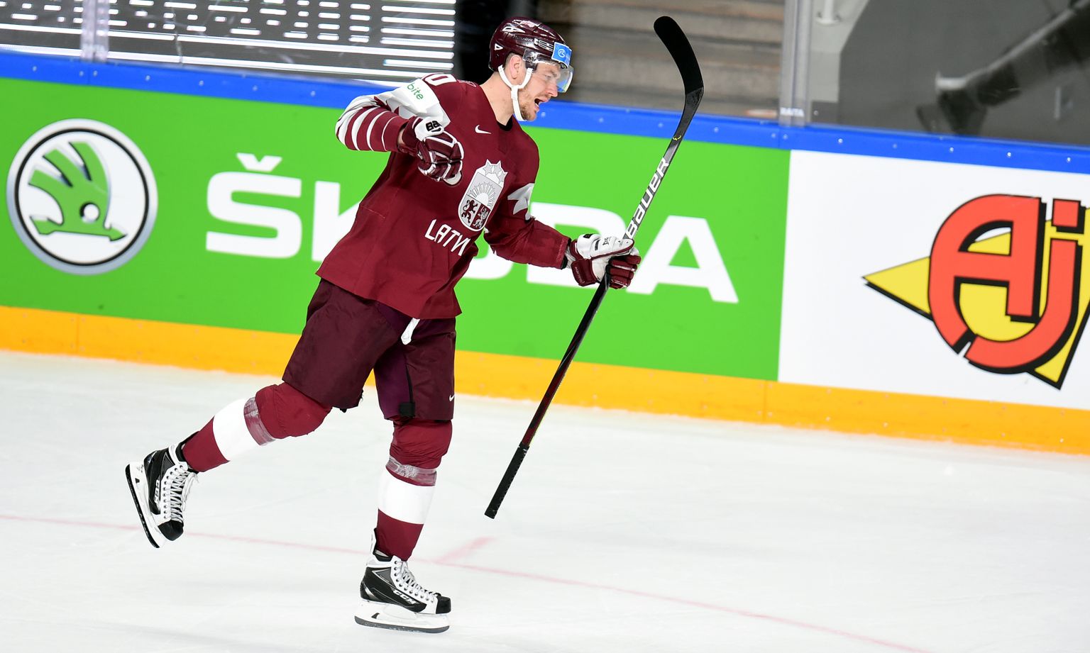 Latvijas hokeja izlases spēlētājs Miks Indrašis (nr.70, sarkans) Pasaules čempionāta spēlē hokejā starp Latvijas un Kazahstānas valstsvienībām "Arēnā Rīga".