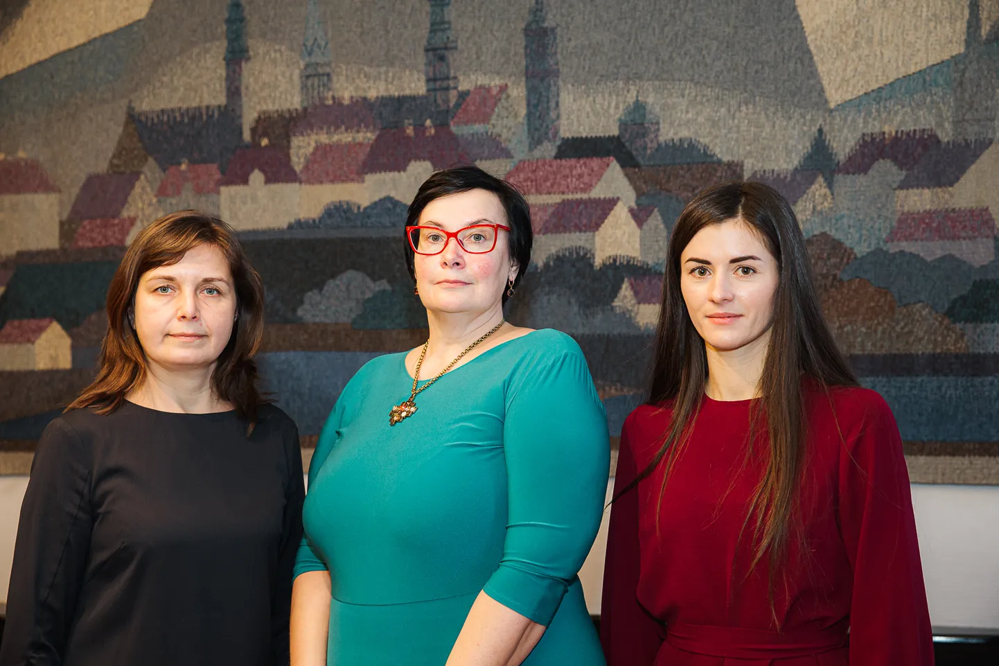 Narva uus linnavalitsus: linnapea Katri Raik (keskel), abilinnapea Irina Smirnova (paremal) ja linnavalitsuse liige ning rahandusameti juhataja Jelena Golubeva.