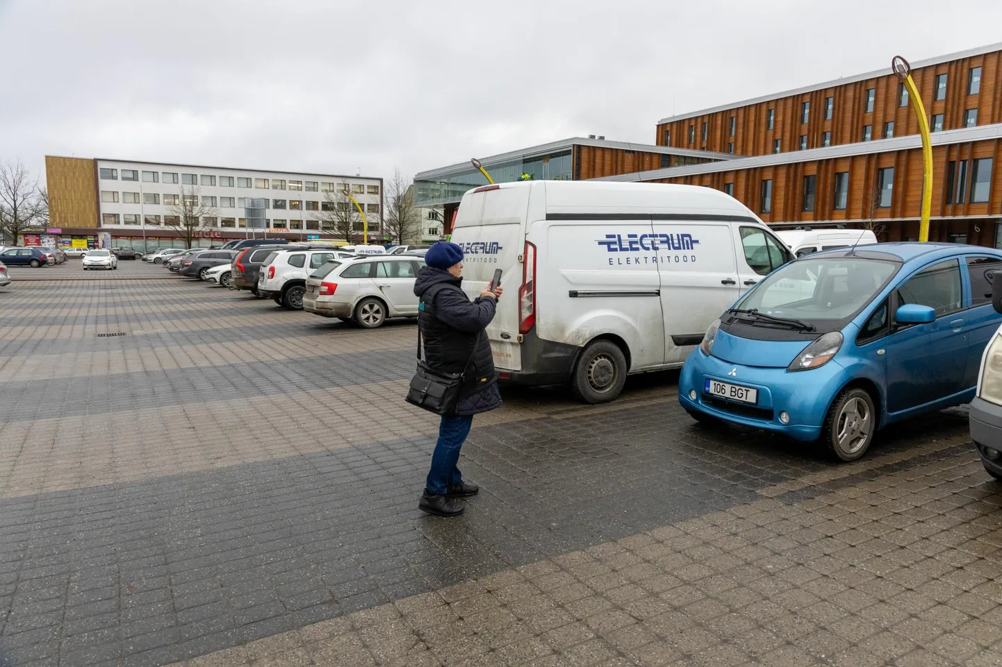 Viljandi linnal on seni üks menetleja, kes saab parkimisreeglite vastu eksijaid trahvida. Suvest oleks aga vaja kaht inimest.
