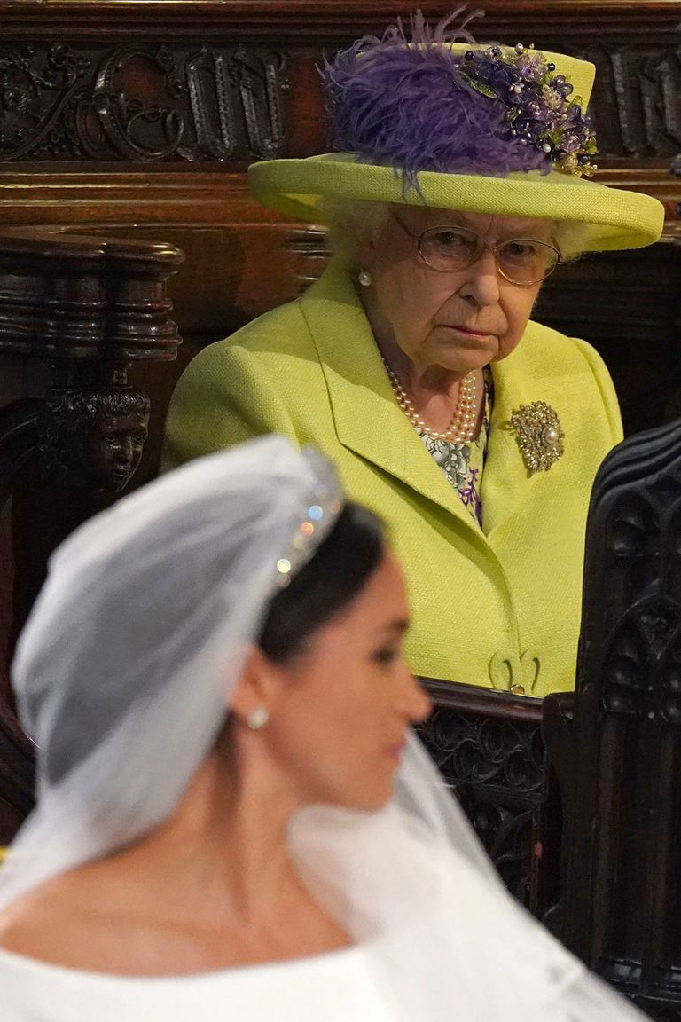 Elizabeth II vaatamas oma pojapoja prints Harryga abiellunud ameeriklannat Meghan Markle'it 19. mail 2018, mil Harry ja Meghan abiellusid.