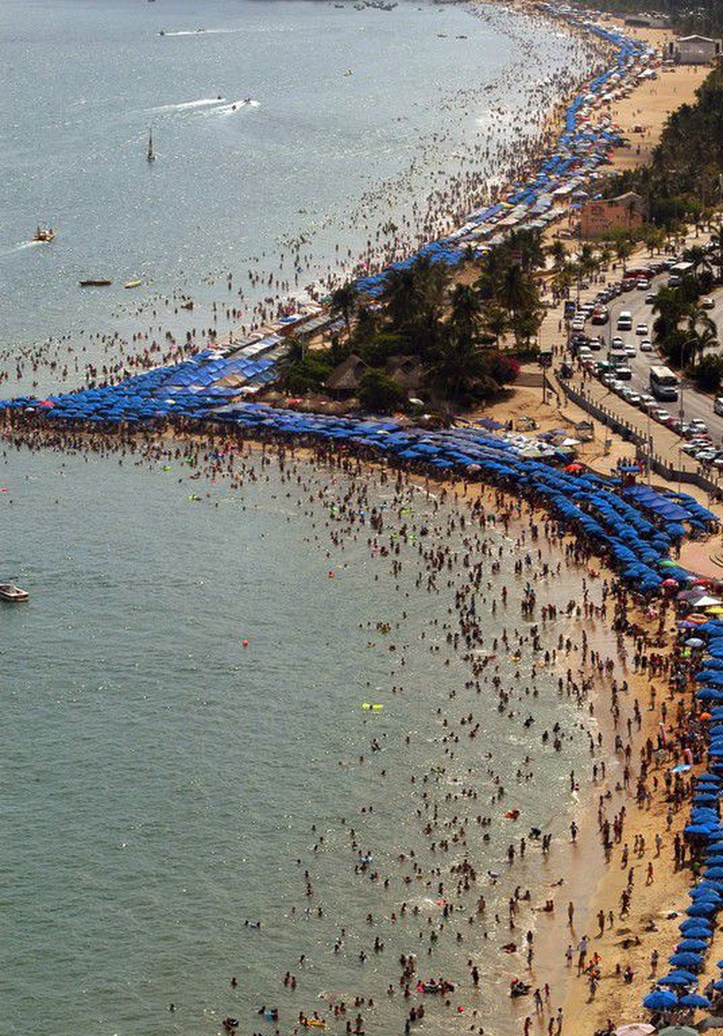 Mehhiko kuurortlinna Acapulco rannad meelitavad inimesi.