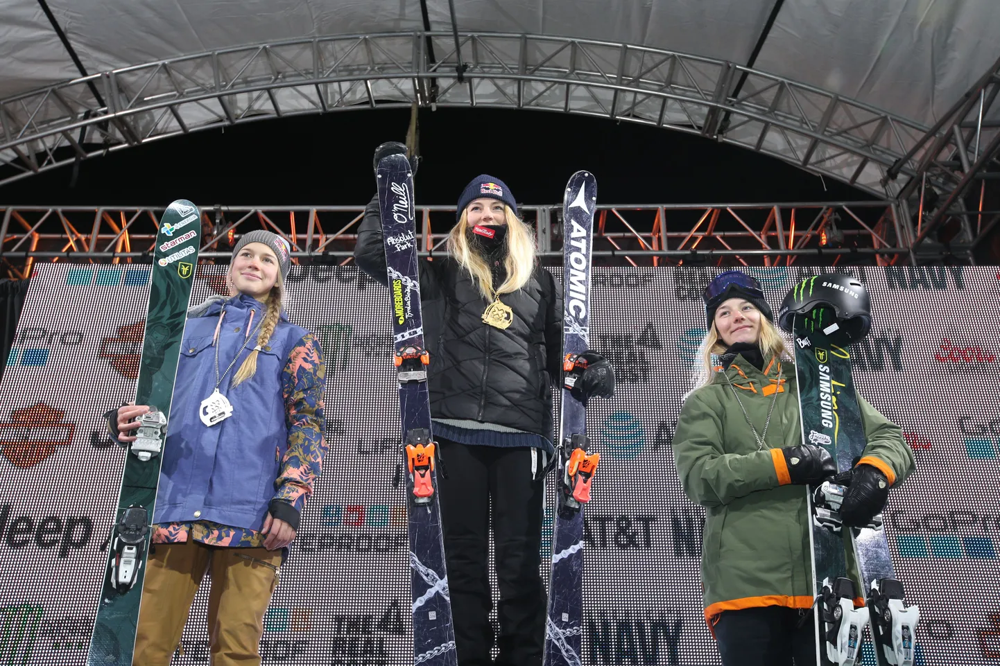 Kelly Sildaru (vasakul), Lisa Zimmermann ja Giulia Tanno.