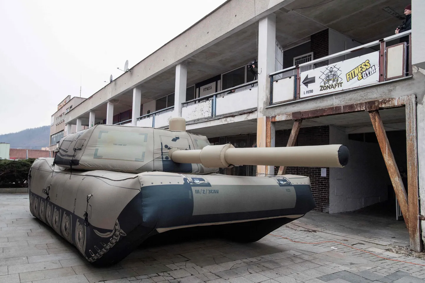 M1 Abrams tanki täispuhutav peibutussüsteem.