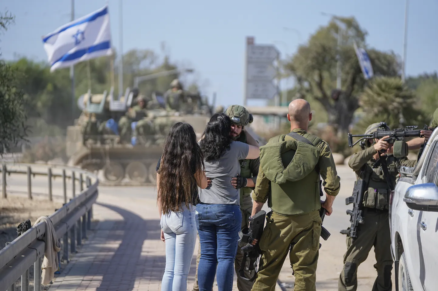 Iisraeli sõdurit Gaza sektori piiri lähedal on tulnud üllatusvisiidiga külastama lähedased.