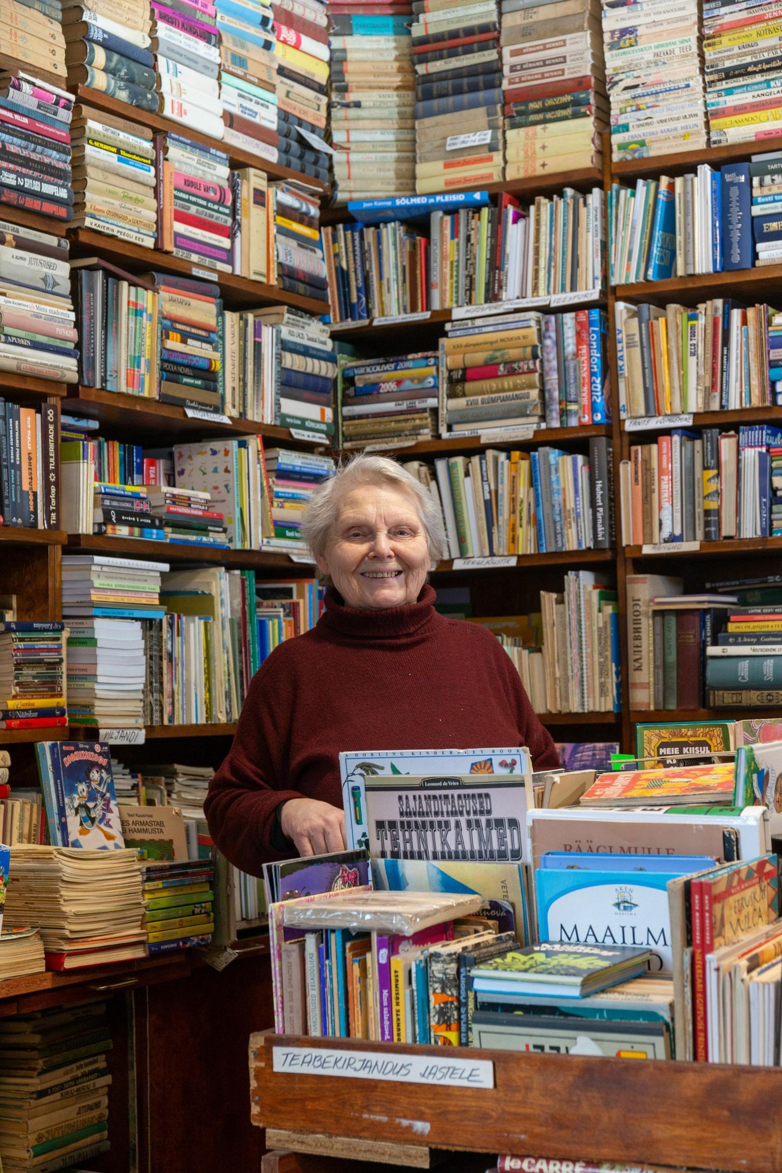Mai Palo pidas Viljandis antikvariaati alates 1976. aastast ja oli selle omanik 20 aastat. Raamatupoes ametis on ta seniajani.