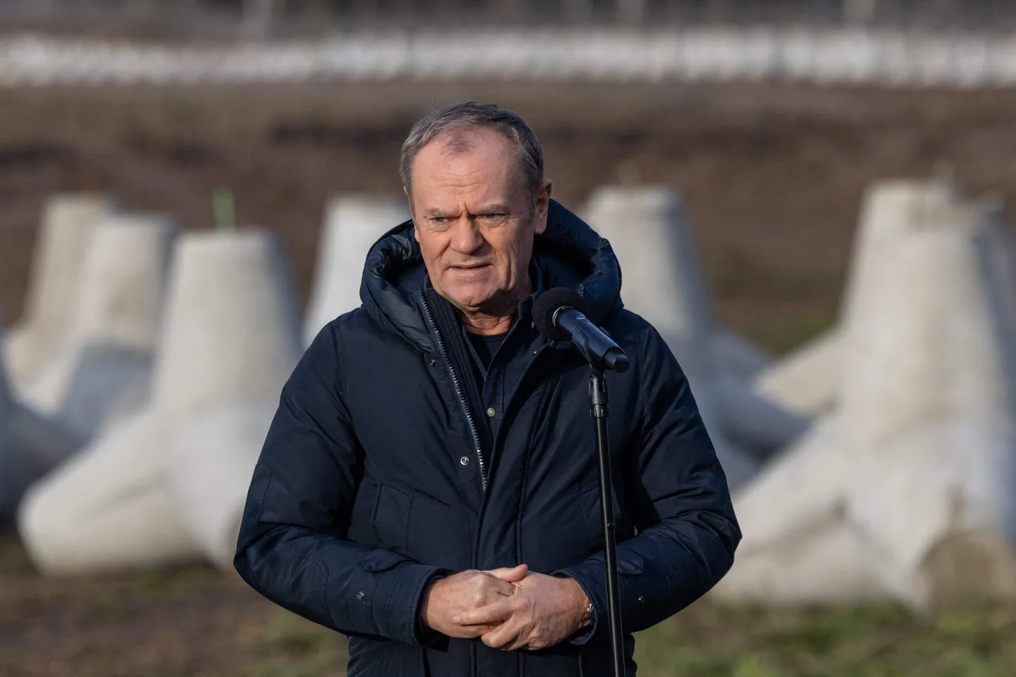 Poola peaminister Donald Tusk Kaliningradi piiril tankitõkete juures.