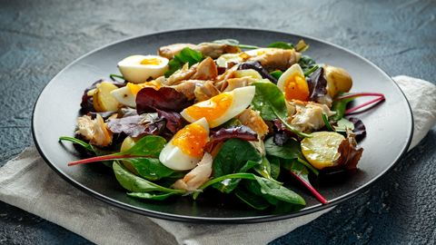 Soe kartulisalat uues kuues – seekord suitsukala ja munaga