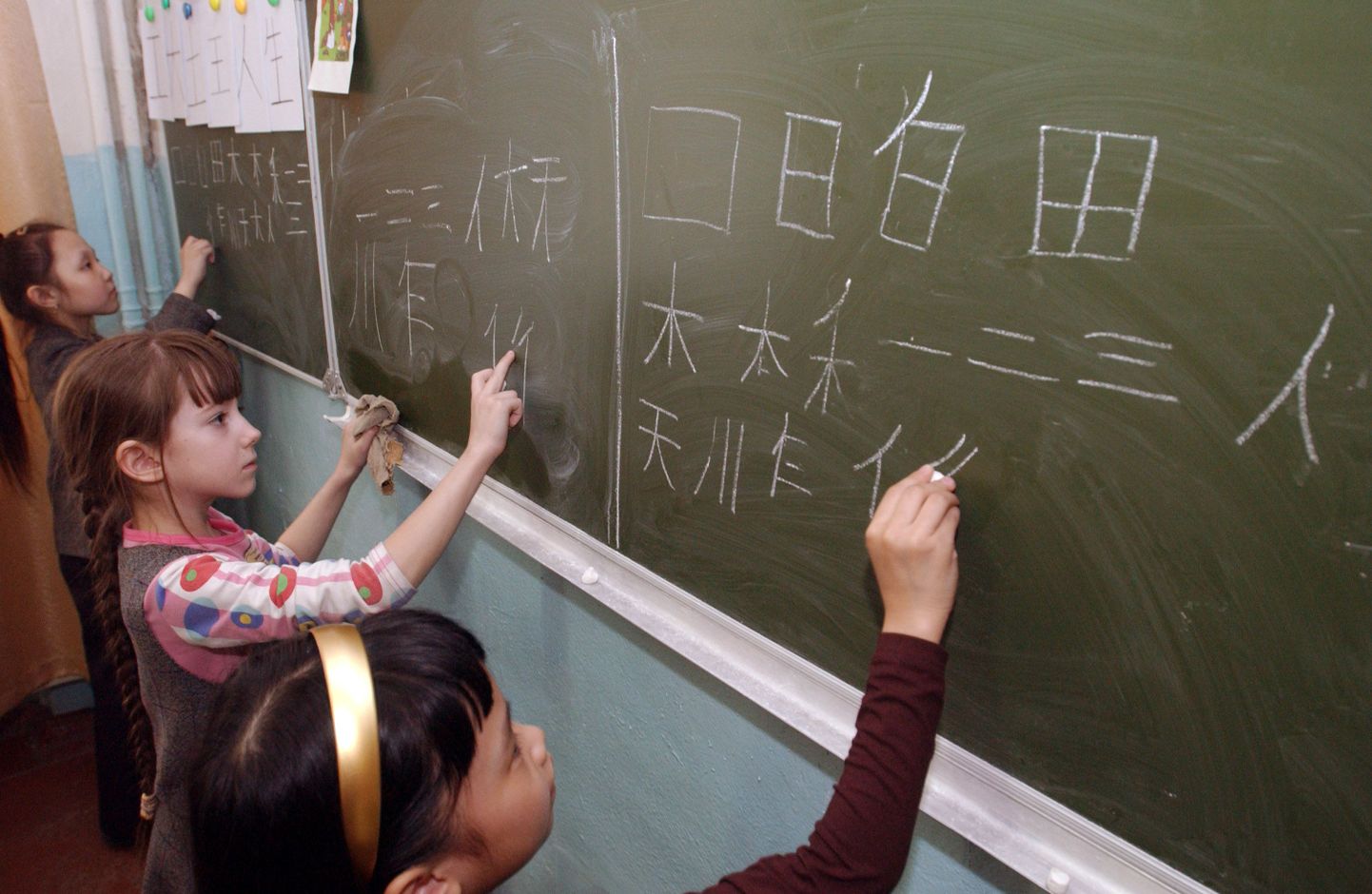 Дети пишут по-китайски.
