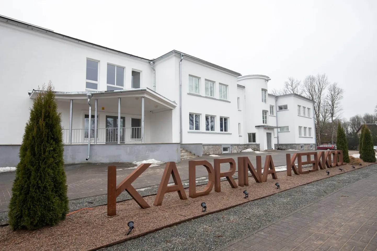 Kadrina kool tegutseb hästi sopilises majas, millel on mitu sissepääsu.