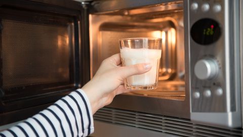 HALB MÕTE ⟩ Miks ei tohiks piima mikrolaineahjus soojendada