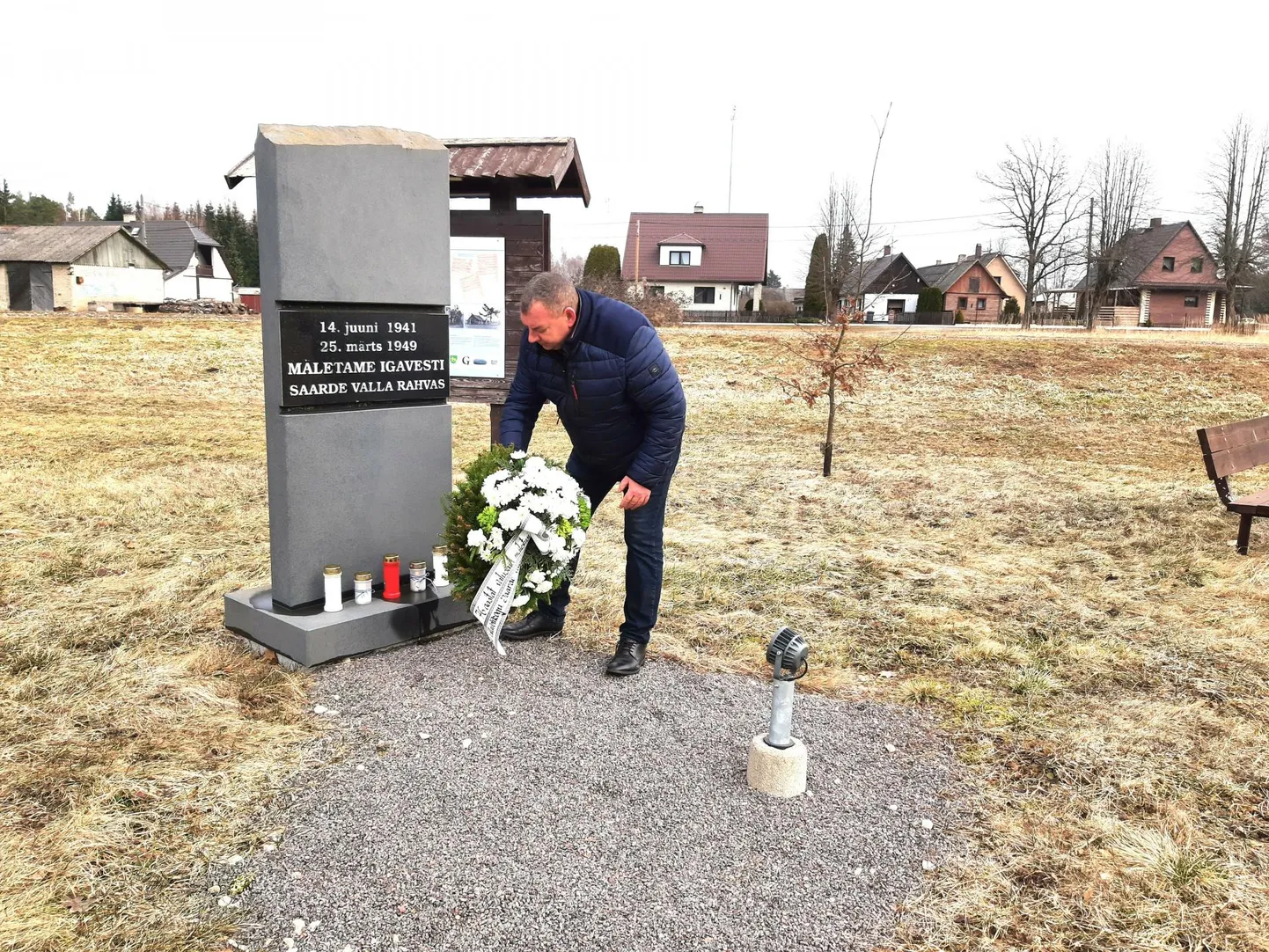 Saarde vallavanem Raivo Ott asetab pärja küüditatute monumendile Kilingi-Nõmmes.