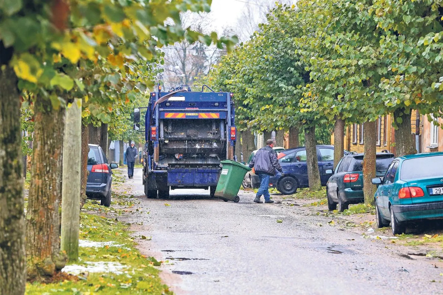 Prügikonteinerite tühjendamine ei käi tahes-tahtmata hääletult. Puhkepäeva varahommikul ajab see jalule mõnegi linlase.