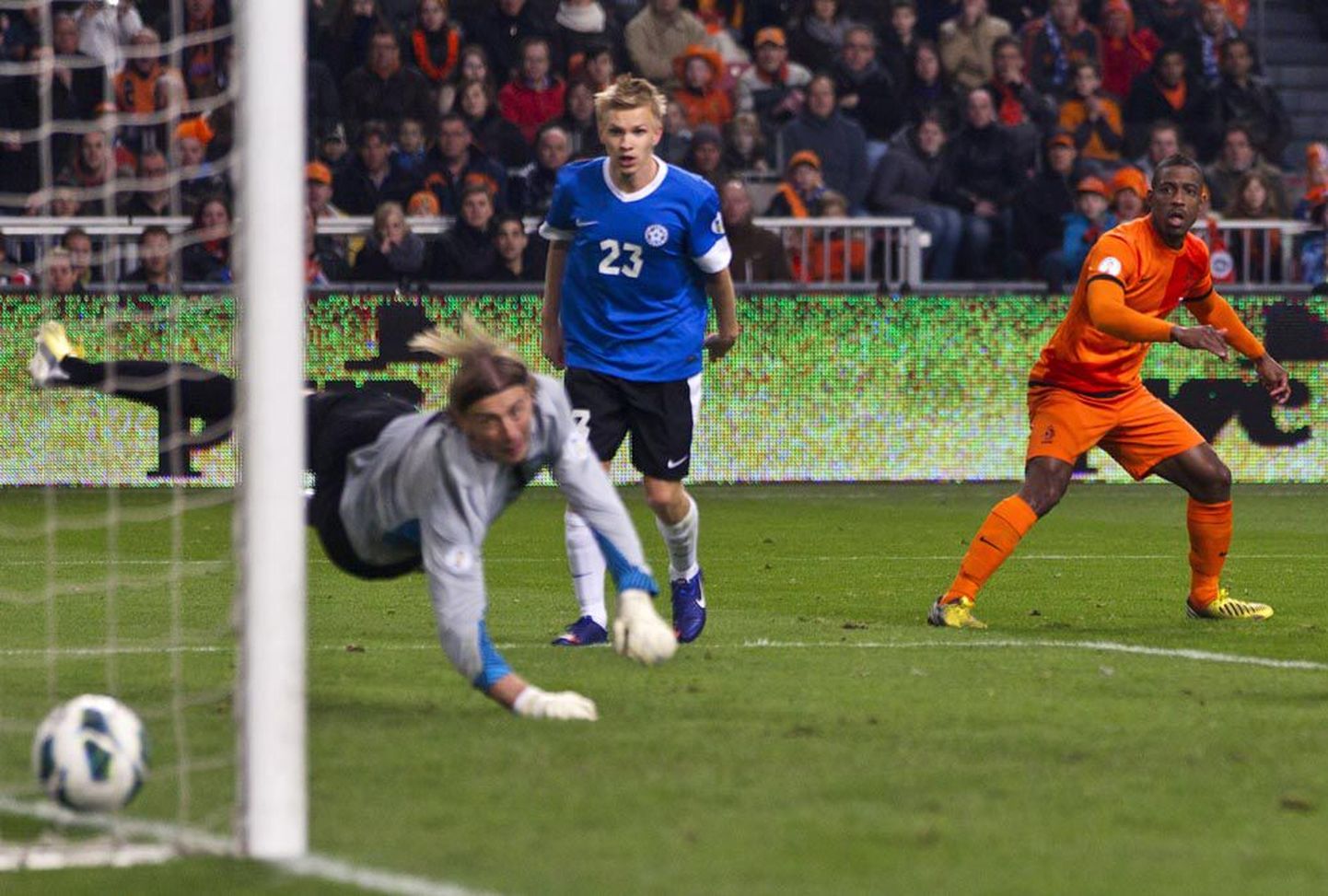 Ruben Schakeni (paremal) värav tegi seisuks 3:0 ja pani hollandlaste jõudemonstratsioonile punkti.