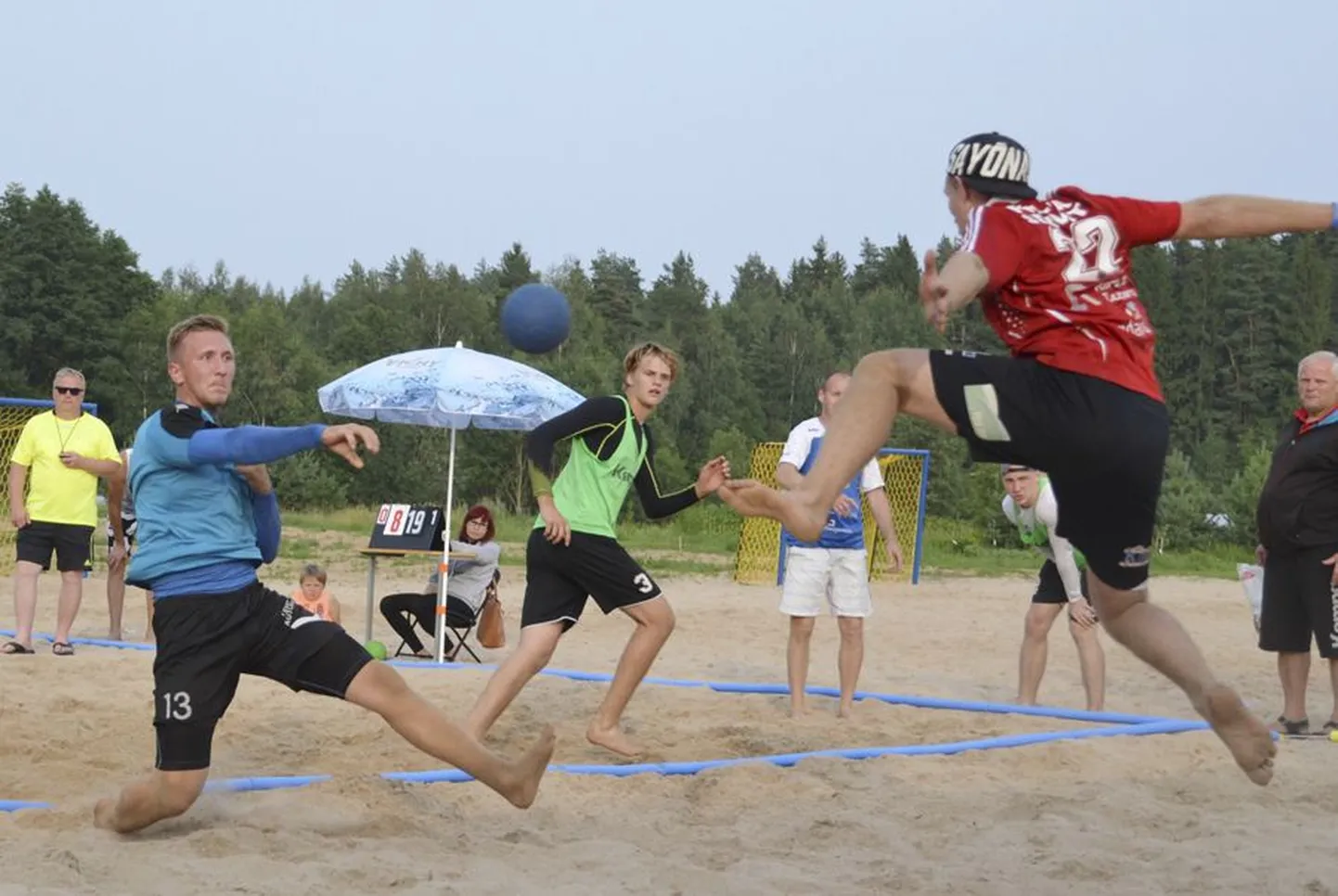 Eesti lahtised rannakäsipallimeistrivõistlused algasid laupäeval Alatskivil. Kolmest etapist koosnev sari saab eeloleval laupäeval järje Põlvas ja lõpeb 6. augustil Põlvas.