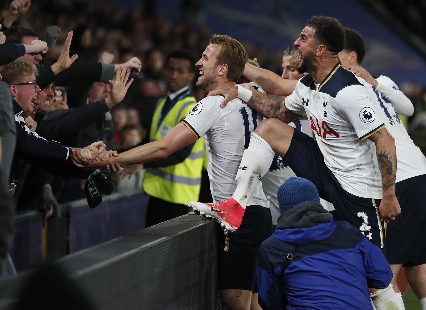 Tottenhami mängijad tähistavad Christian Erikseni võiduväravat.